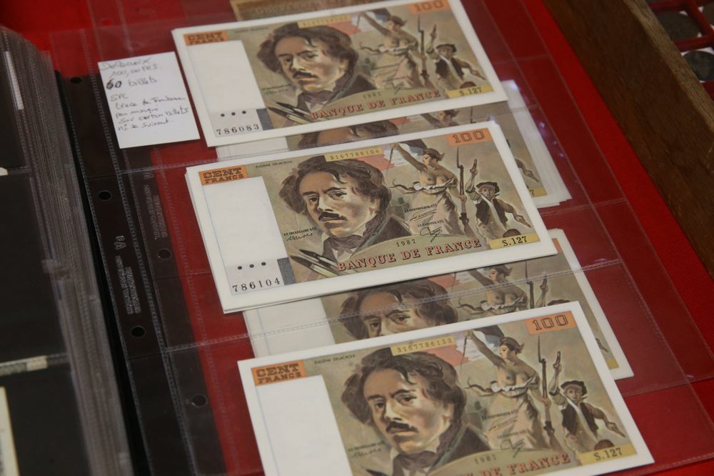 Billets de banque anciens de la Banque de France présentés en vitrine